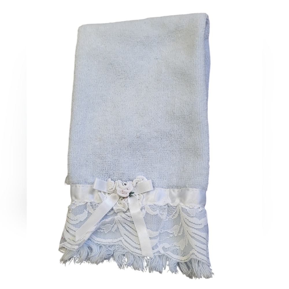Vintage 1978 The Avanti Look Blue Bath Towel Floral Lace Bow
